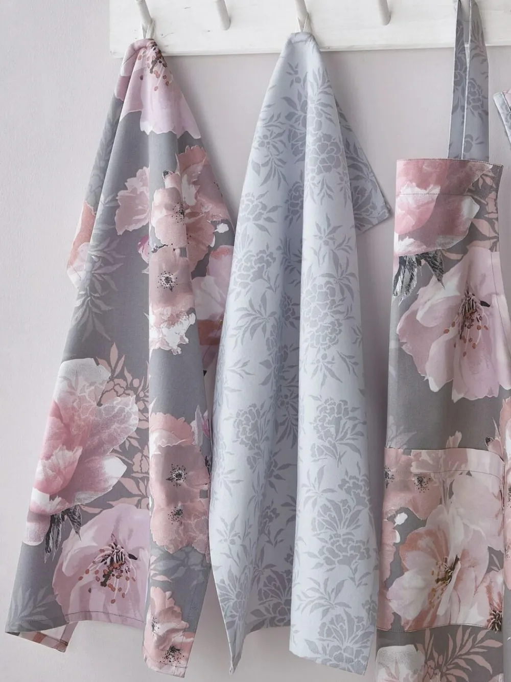 Discount Catherine Lansfield 4 Pack Grey Dramatic Floral Cotton Kitchen Tea Towels