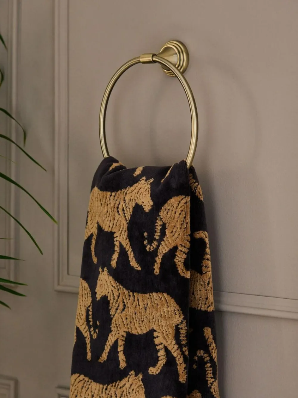 Best Next Gold Rib Towel Ring