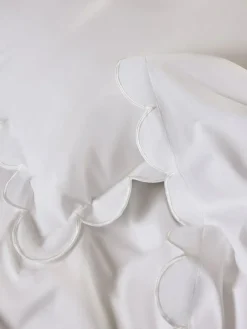 Laura Ashley White Scallop 200 Thread Count Duvet Cover and Pillowcase Set^ Branded Bedlinen