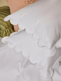 Laura Ashley White Scallop 200 Thread Count Duvet Cover and Pillowcase Set^ Branded Bedlinen