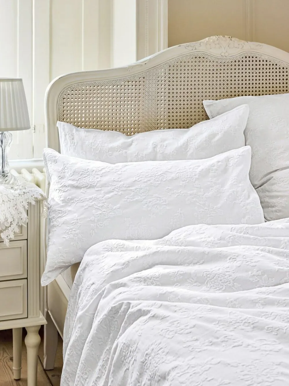 Discount Shabby Chic by Rachel Ashwell® Set of 2 White Textured Floral Matelasse Pillowcase